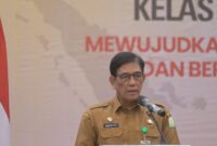 Plt. Sekda Aceh, Drs. Muhammad Diwarsyah, M.Si, saat memberikan sambutan pada acara pembukaan Kelas Pemuda dan LSM Antikorupsi, yang diselenggarakan Komisi Pemberantasan Korupsi (KPK) RI, di Ballroom Hermes Palace Hotel, Banda Aceh, Selasa (29/10/2024).