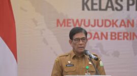 Plt. Sekda Aceh, Drs. Muhammad Diwarsyah, M.Si, saat memberikan sambutan pada acara pembukaan Kelas Pemuda dan LSM Antikorupsi, yang diselenggarakan Komisi Pemberantasan Korupsi (KPK) RI, di Ballroom Hermes Palace Hotel, Banda Aceh, Selasa (29/10/2024).