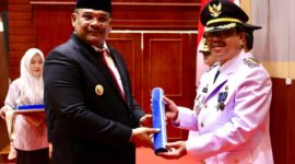 j Gubernur Aceh resmi melantik Azwardi, AP, M.Si sebagai Penjabat (Pj) Bupati Aceh Barat di Anjong Mon Mata, Banda Aceh, Jumat, (11/10/2024)