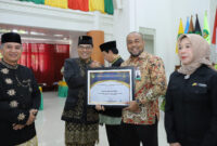 Plt. Direktur Utama Bank Aceh, Fadhil Ilyas, menerima penghargaan dari Universitas Islam Negeri (UIN) Ar Raniry atas dukungan kemitraan dalam peningkatan mutu pendidikan tinggi di Aceh. Penghargaan ini diberikan dalam rangka Milad ke-61 UIN Ar Raniry. Kamis 31/10/2024.