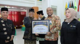 Plt. Direktur Utama Bank Aceh, Fadhil Ilyas, menerima penghargaan dari Universitas Islam Negeri (UIN) Ar Raniry atas dukungan kemitraan dalam peningkatan mutu pendidikan tinggi di Aceh. Penghargaan ini diberikan dalam rangka Milad ke-61 UIN Ar Raniry. Kamis 31/10/2024.