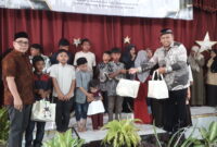 Maulid Nabi Muhammad SAW Kepala Sekolah SMAN Modal Bangsa Aceh Misra,S.Pd.,M.Pd, menyerahkan Bingkisan dan Santunan kepada 36 orang Anak Yatim. Sabtu 09/11/2024.
