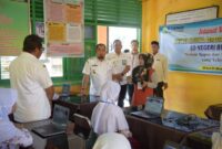 PJ Bupati Aceh Besar meninjau pelaksanaan ANBK jenjang SD di SDN Bungcala, Kecamatan Kuta Baro, Rabu (30/10/2024).