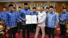 Penjabat Gubernur Aceh Dr H Safrizal ZA M Si, menunjuk Jamaluddin sebagai Ketua Badan Reintegrasi Aceh (BRA) sisa jabatan 2020-2025, menggantikan ketua sebelumnya Suhendri. Senin 28/10/2024.