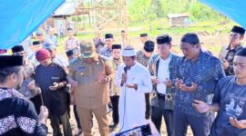 Plh. Kepala Kantor Kementerian Agama Kabupaten Simeulue Abusmar, M. Pd dan Pj. Bupati Simeulue Teuku Reza Fahlevi, S.E, M.M hadiri Peletakan batu pertama Pembangunan Pondok Pesantren Darul Ulum yang berlangsung di Desa Luan Balu Kecamatan Teluk Dalam Kabupaten Simeulue, Kamis (31/10/2024).