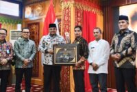 PJ Walikota Langsa terima penghargaan Jaminan Ketenagakerjaan di Banda Aceh 