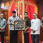 PJ Walikota Langsa terima penghargaan Jaminan Ketenagakerjaan di Banda Aceh 