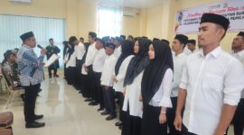 Ketua Panwaslihcam Langsa Kota, Muhaddar Fazil, SPd.I saat melantik 53 PTPS se-Kecamatan Langsa Kota untuk Pemilihan kepala daerah (Pilkada) serentak tahun 2024, di Aula Pusat Layanan Haji dan Umroh Terpadu (PLHUT) Kemenag Kota Langsa, Minggu (3/11/24).
