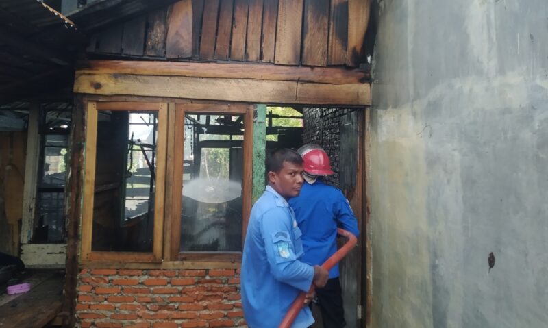 Rumah salah seorang warga Gampong Alue Beurawe, Langsa terbakar