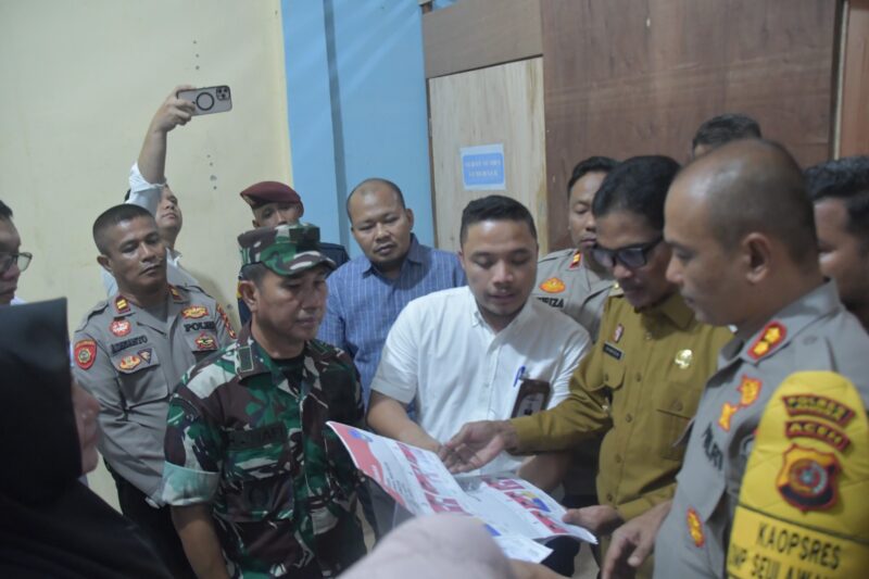 Pj Walikota Langsa Dr Syaridin S.Pd., M.Pd bersama unsur Forkopimda melakukan pengecekan di kantor Komisi Independen Pemilihan (KIP) kota Langsa, Senin (04/11/24).