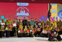 Kepala Dinas Pendidikan dan Kebudayaan Kota Langsa, Dra. Suhartini, M.Pd, yang diwakili oleh Kabid Pembinaan Ketenagaan, Tatang Warandana Harahap, SST., M.CIO, saat menerima penghargaan  juara I ajang Jambore GTK Hebat Aceh bersama para guru Kota Langsa, di BGP Aceh, Jumat (8/11/24) malam.