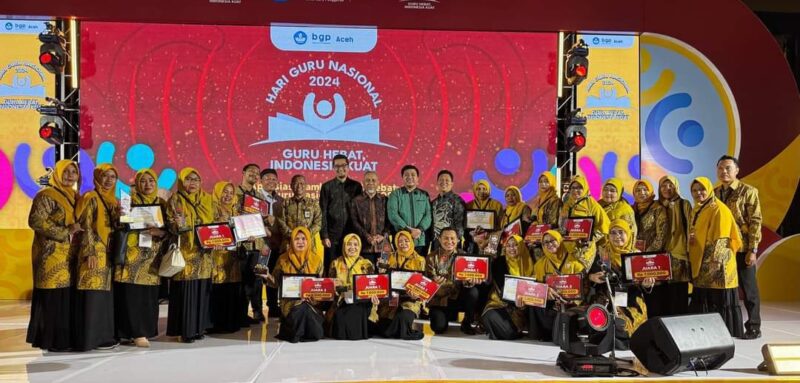 Kepala Dinas Pendidikan dan Kebudayaan Kota Langsa, Dra. Suhartini, M.Pd, yang diwakili oleh Kabid Pembinaan Ketenagaan, Tatang Warandana Harahap, SST., M.CIO, saat menerima penghargaan  juara I ajang Jambore GTK Hebat Aceh bersama para guru Kota Langsa, di BGP Aceh, Jumat (8/11/24) malam.