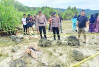 Polisi membatasi TKP penemuan mayat dengan Police Line di pantai wisata Simri