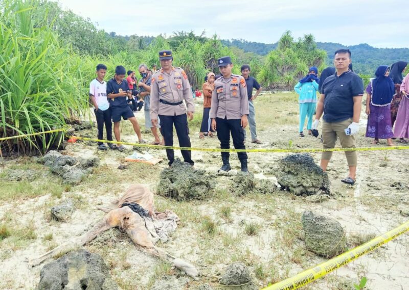 Polisi membatasi TKP penemuan mayat dengan Police Line di pantai wisata Simri