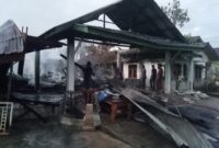 Dua unit rumah terbakar di Desa Suka Makmur.