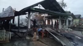 Dua unit rumah terbakar di Desa Suka Makmur.
