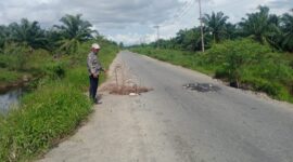 Jalan berlubang rawan kecelakaan 
