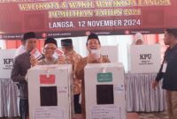 Asisten II Pemko Langsa Ali Musafah saat ikut simulasi pemungutan dan perhitungan suara di kantor KIP setempat.