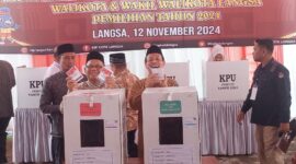 Asisten II Pemko Langsa Ali Musafah saat ikut simulasi pemungutan dan perhitungan suara di kantor KIP setempat.