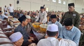 Ratusan saksi Paslon  Mu'Min Dipeusijuk (tepung tawar - red)