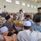 Ratusan saksi Paslon  Mu'Min Dipeusijuk (tepung tawar - red)
