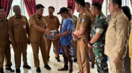 Pj Sekdakot Langsa serahkan pakaian dan atribut Satlinmas PAM TPS 