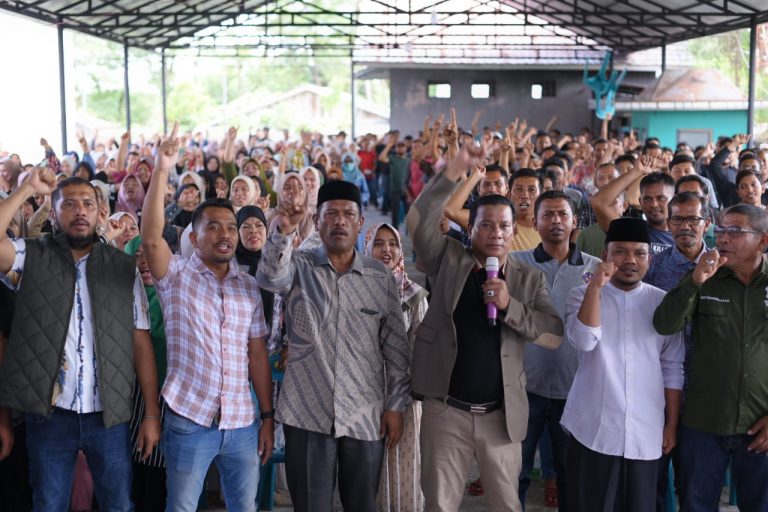 Ratusan warga dari Kecamatan Peusangan, Kabupaten Bireuen, dilantik sebagai Pageu (penjaga-red) Tempat Pemungutan Suara (TPS).