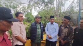 HRD saat meninjau Jembatan gantung yang putus akibat terjangan banjir 