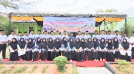 Dewan Guru beserta Tenaga Pendidikan SMA Negeri 1 Teupah Barat Kabupaten Simeulue mengikuti upacara Peringatan HGN ke 79 tahun 2024 di lapangan upacara SMA Negeri 1 Teupah Barat, Senin (25/11/2024).