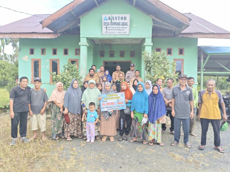 Pemerintah Desa Simpang Abail Kecamatan Teupah Tengah Kabupaten Simeulue menyalurkan Bantuan Langsung Tunai (BLT), Dana Desa (DD) terakhir tahun 2024 kepada 24 Keluarga Penerima Manfaat (KPM) di Kantor Desa setempat, Senin (25/11/2024).