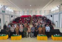 Ketua Panwaslih Kota Langsa, Zulfikar, berfoto bersama peserta pada Bimtek pengawasan pemungutan dan rekapitulasi perhitungan suara Pilkada tahun 2024 Gubernur/Wakil Gubernur Aceh serta Walikota/Wakil Walikota Langsa, di Aula Auditorium IAIN Langsa, Senin (25/11/24).