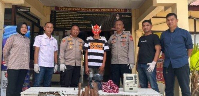 Kapolsek Iptu Hufiza Fahmi, S.H, M.H, (kiri) bersama Wakapolsek dan tim Opsnal Unit Reskrim Polsek Langsa Barat bersama pelaku pencurian yang diringkus.