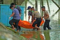 

    Home
    Nanggroe
    Kutaraja

Berita Banda Aceh
Penemuan Mayat Tanpa Identitas di Depan TPA Banda Aceh
Tayang: Selasa, 12 November 2024 10:54 WIB
Penulis: Aisyah Hartin | Editor: Muliadi Gani
zoom-inlihat foto
Penemuan Mayat Tanpa Identitas di Depan TPA Banda Aceh
SERAMBI/INDRA WIJAYA
Petugas mengevakuasi mayat pria yang ditemukan mengapung di Krueng Aceh, kawasan Dermaga Pancang, Gampong Jawa, Kecamatan Kutaraja, Banda Aceh, Senin (11/11/2024). 



Artikel ini telah tayang di Prohaba.co dengan judul Penemuan Mayat Tanpa Identitas di Depan TPA Banda Aceh, https://prohaba.tribunnews.com/2024/11/12/penemuan-mayat-tanpa-identitas-di-depan-tpa-banda-aceh. Foto IST SERAMBI/INDRA WIJAY



Artikel ini telah tayang di Prohaba.co dengan judul Penemuan Mayat Tanpa Identitas di Depan TPA Banda Aceh, https://prohaba.tribunnews.com/2024/11/12/penemuan-mayat-tanpa-identitas-di-depan-tpa-banda Aceh Senin 11/11/2024. foto ISt Indra Wijaya Serambi.
