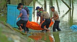 

    Home
    Nanggroe
    Kutaraja

Berita Banda Aceh
Penemuan Mayat Tanpa Identitas di Depan TPA Banda Aceh
Tayang: Selasa, 12 November 2024 10:54 WIB
Penulis: Aisyah Hartin | Editor: Muliadi Gani
zoom-inlihat foto
Penemuan Mayat Tanpa Identitas di Depan TPA Banda Aceh
SERAMBI/INDRA WIJAYA
Petugas mengevakuasi mayat pria yang ditemukan mengapung di Krueng Aceh, kawasan Dermaga Pancang, Gampong Jawa, Kecamatan Kutaraja, Banda Aceh, Senin (11/11/2024). 



Artikel ini telah tayang di Prohaba.co dengan judul Penemuan Mayat Tanpa Identitas di Depan TPA Banda Aceh, https://prohaba.tribunnews.com/2024/11/12/penemuan-mayat-tanpa-identitas-di-depan-tpa-banda-aceh. Foto IST SERAMBI/INDRA WIJAY



Artikel ini telah tayang di Prohaba.co dengan judul Penemuan Mayat Tanpa Identitas di Depan TPA Banda Aceh, https://prohaba.tribunnews.com/2024/11/12/penemuan-mayat-tanpa-identitas-di-depan-tpa-banda Aceh Senin 11/11/2024. foto ISt Indra Wijaya Serambi.
