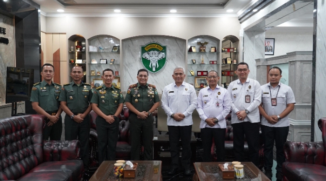 Panglima Komando Daerah Militer Iskandar Muda (Pangdam IM) Mayor Jenderal TNI Niko Fahrizal, M.Tr.(Han) menerima kunjungan audiensi dari Ketua Tim Pemantauan Pilkada Provinsi Aceh Kemenko Polkam Brigjen TNI Teddy Sudjarwo, S.Sos., M.I.P., 