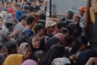 Ratusan simpatisan Paslon Bupati Singkil Oyon - Hamzah padati kolam renang.