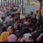 Ratusan simpatisan Paslon Bupati Singkil Oyon - Hamzah padati kolam renang.