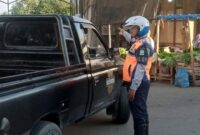 Salah seorang petugas Dishub Aceh Besar sedang memberi layanan dan arahan kepada pemgemudi Mobil angkutan bak terbuka diseputar Jalan Mesjid Pasar Induk Lambaro, Kec, Ingin Jaya, Aceh Besar. 08/11/2024.