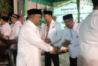 Kepala Dinas Syariat Islam Rusdi SSos M.Si, memberikan ucapan selamat kepada Pengurus Daerah Persatuan Tarbiyah Islamiyah (PD PERTI) Provinsi Aceh masa bakti 2024-2029 di Dayah Al Muhajirin, Kuta Baro, Aceh Besar, Minggu (10/11/2024) malam. IST Fhoto Humas Aceh Besar.
