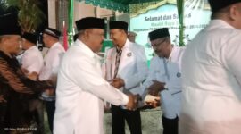 Kepala Dinas Syariat Islam Rusdi SSos M.Si, memberikan ucapan selamat kepada Pengurus Daerah Persatuan Tarbiyah Islamiyah (PD PERTI) Provinsi Aceh masa bakti 2024-2029 di Dayah Al Muhajirin, Kuta Baro, Aceh Besar, Minggu (10/11/2024) malam. IST Fhoto Humas Aceh Besar.