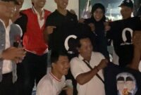 Masyarakat Kota Banda Aceh Antusias nonton bola Indonesia versus Jepang  bareng Paslon Walikota Banda Aceh , Teuku Irwan Djohan - Khairul Akmal di halaman parkir stadion H. Dimurtala, Lampineung, Kota Banda Aceh 15 /11/2024, malam.
