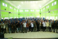 Camat Indrapuri Irda Junaidi foto bersama dengan mahasiswa Kuliah Pengabdian Masyarakat (KPM) Universitas UIN Ar-Raniry, di Aula Kantor Camat, Aceh Besar, Senin (25/11/2024) foto MC,
