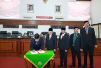 Pj Bupati Aceh Besar Muhammad Iswanto SSTP MM menandatangani APBK Tahun 2025 di ruang rapat Paripurna DPRK Aceh Besar di Kota Jantho, Senin (25/11/2024).