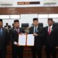 Pj Bupati Aceh Besar Muhammad Iswanto SSTP MM, dan Ketua DPRK Aceh Besar Abdul Muchti Amd, memperlihatkan Nota Kesepakatan KUA-PPAS R-APBK 2025 yang telah ditandatangani, pada Rapat Paripurna ke-13 DPRK Aceh Besar yang digelar di Gedung DPRK Aceh Besar, Kota Jantho, Kamis (31/10/2024).
