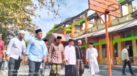 Wagub terpilih Aceh Fadhlullah saat menyambangi Dayah Babul Magfirah yang terbakar seraya menyerahkan bantuan masa panik 