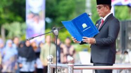 Plt. Sekda Aceh, Drs. Muhammad Diwarsyah, M.Si, saat menjadi Pembina Upacara Hari Guru Nasional 2024 dan HUT PGRI ke-78, di Kantor Gubernur Aceh, Banda Aceh, Kamis, (5/12/2024).