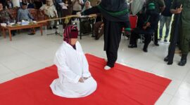 Salah seorang pelanggar Syariat Islam mendapatkan ganjaran eksekusi cambuk 