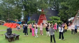 Peserta Jambore PKBI Aceh Besar sedang mengikuti senam sehat di Pantai Riting, Leupung, Sabtu (07/22/2024) pagi. 