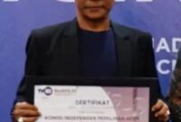 Ketua Komisi Independen Pemilihan Provinsi Aceh Agusni AH, SE., menerima penghargaan dari TVRI Aceh 