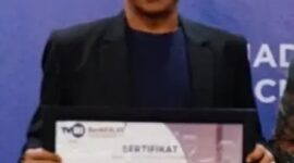 Ketua Komisi Independen Pemilihan Provinsi Aceh Agusni AH, SE., menerima penghargaan dari TVRI Aceh 